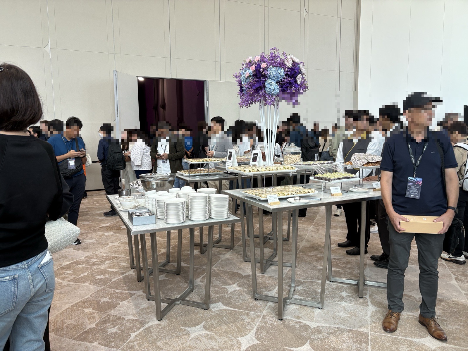 会場内の無料軽食・ドリンクエリア