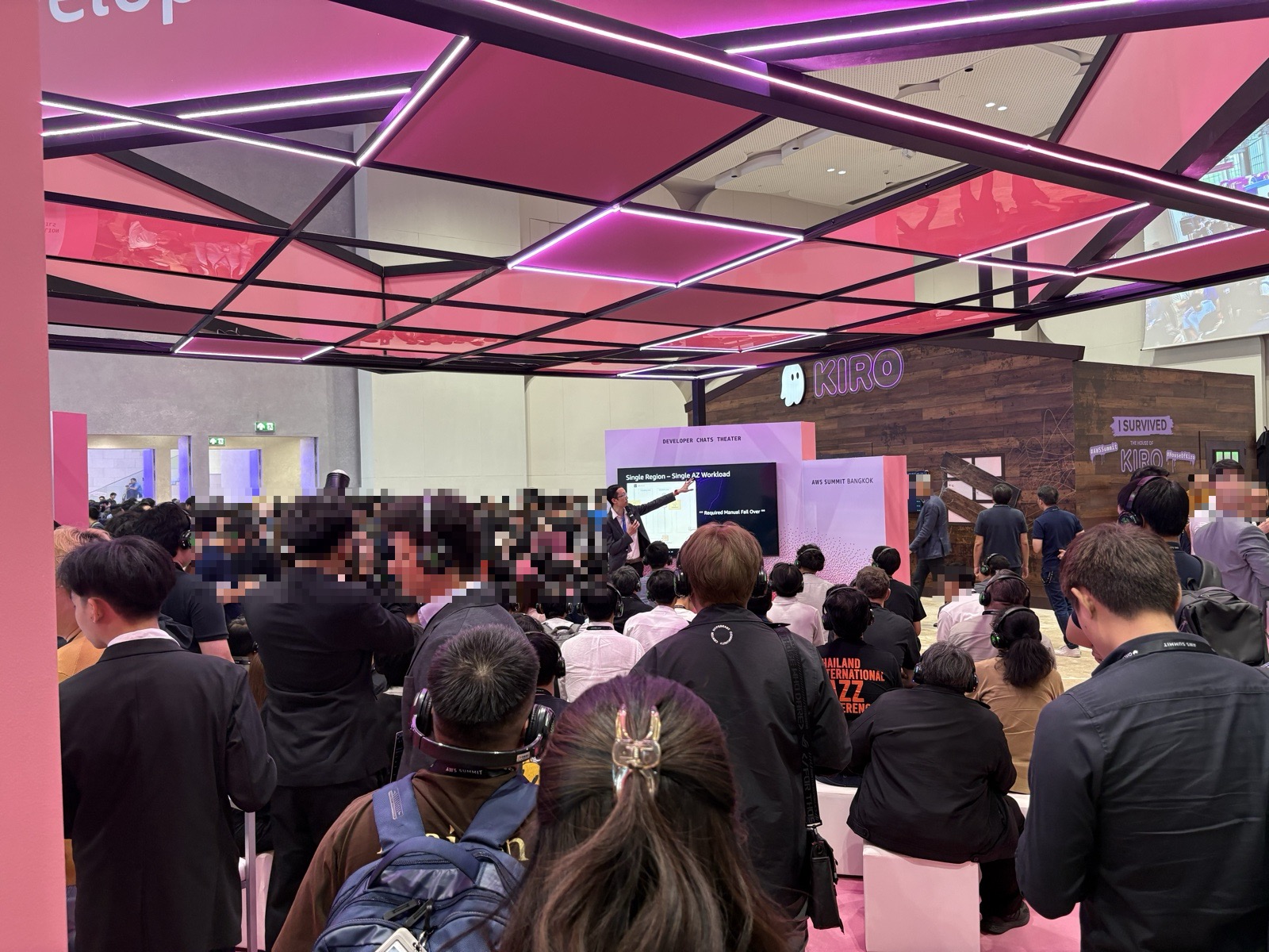 ヘッドフォンを使う参加者のセッション会場